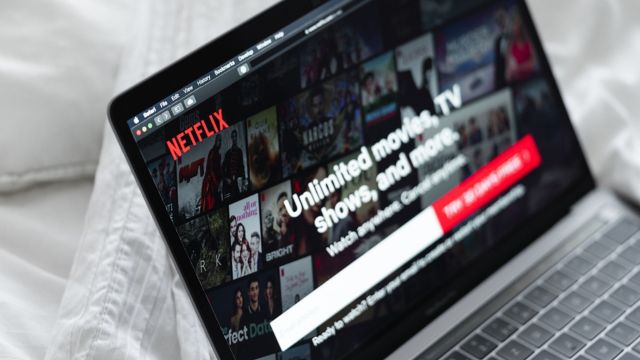 découvrez le succès continu d'une série netflix qui captive des millions de spectateurs grâce à son intrigue passionnante et ses personnages inoubliables.