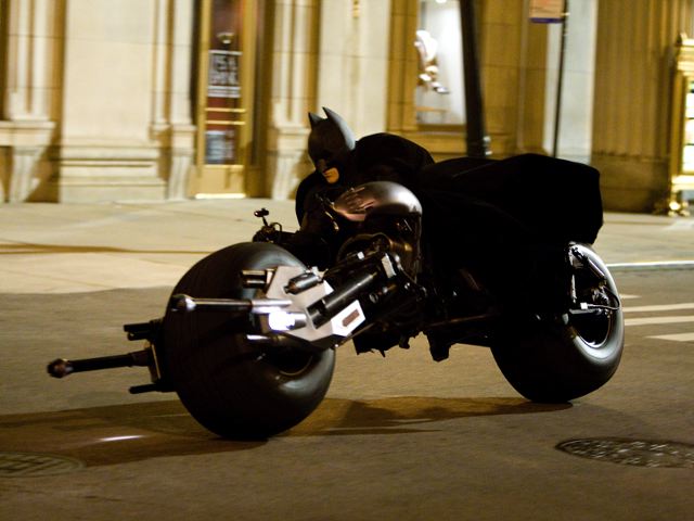 découvrez l'essentiel sur la batmoto dans the dark knight, son design, ses fonctionnalités et son rôle emblématique dans le film.