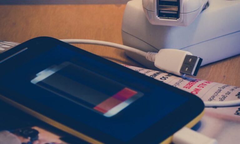 découvrez les causes d'une batterie iphone gonflée et apprenez les solutions efficaces pour la remplacer en toute sécurité.