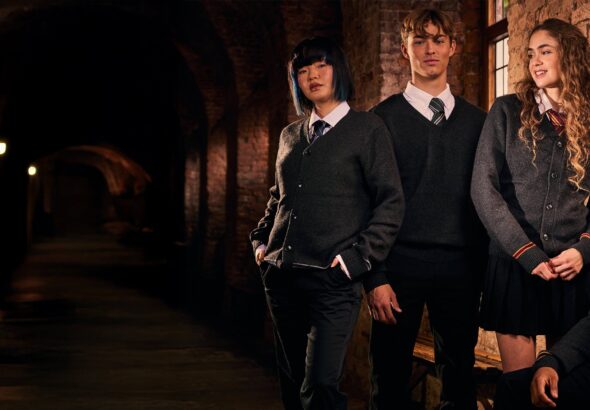 découvrez les collections harry potter incontournables : objets, accessoires et souvenirs magiques pour tous les fans de l'univers de poudlard.