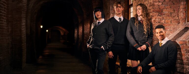 découvrez les collections harry potter incontournables : objets, accessoires et souvenirs magiques pour tous les fans de l'univers de poudlard.