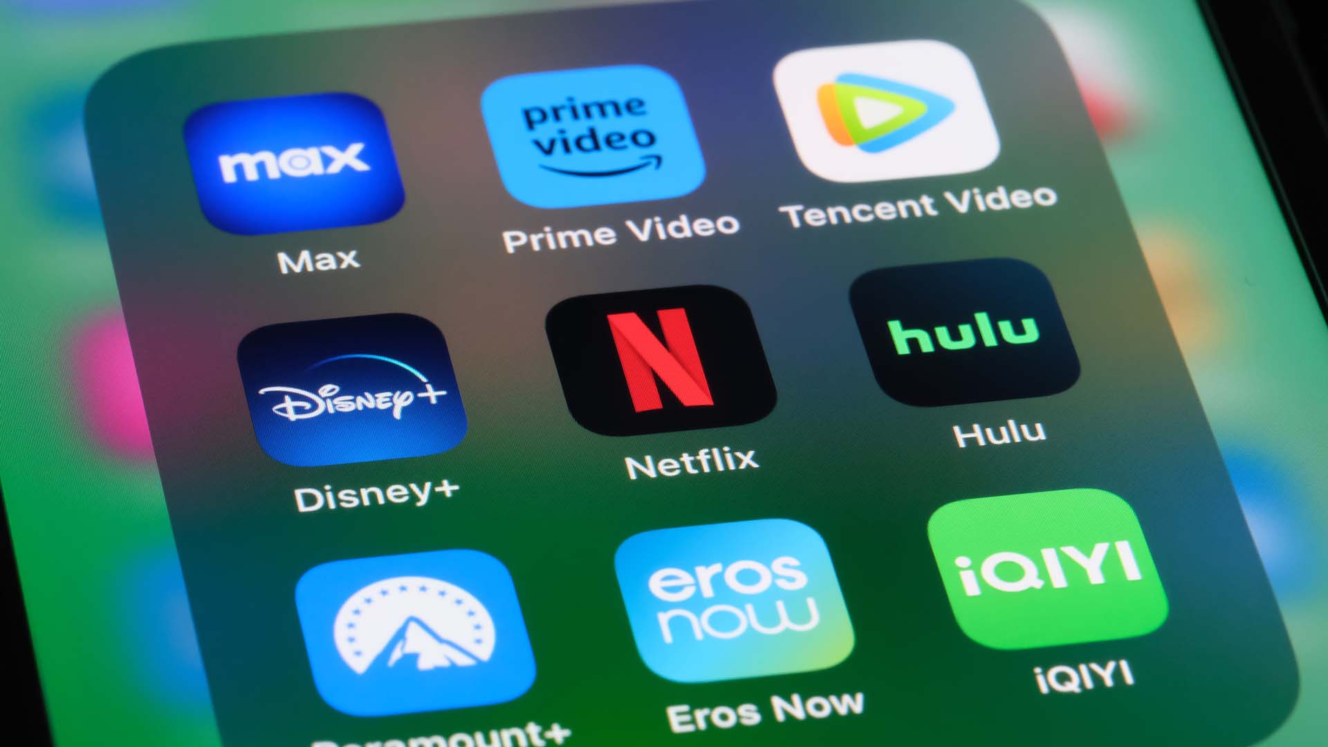 la hausse des prix de netflix incite certains utilisateurs à se tourner vers des alternatives illégales, mettant en lumière les défis du streaming payant.