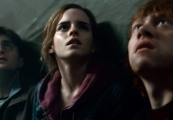 découvrez pourquoi la saga harry potter est repoussée et la série retardée, avec les dernières informations sur les dates de sortie et les raisons des délais.