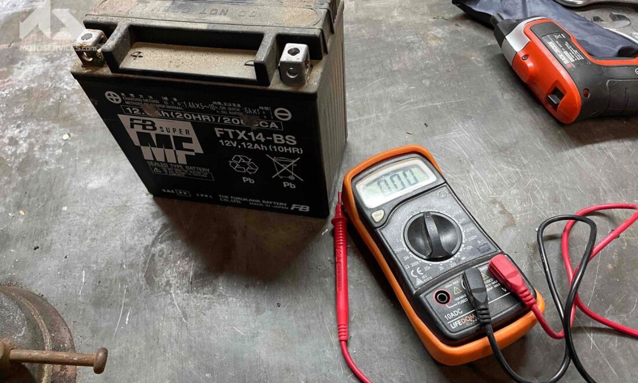 découvrez l'essentiel sur la batterie moto électrique : types, autonomie, entretien et conseils pour bien choisir votre batterie.