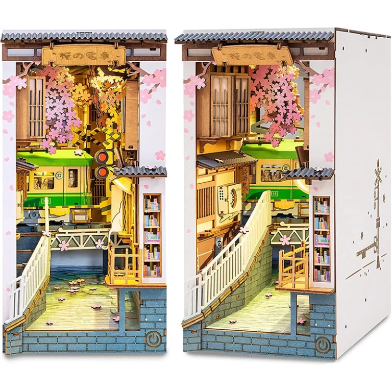 découvrez le book nook sakura densya : une décoration miniature immersive inspirée des cerisiers en fleurs et des trains japonais, parfaite pour les amateurs de lecture et d'ambiance zen.