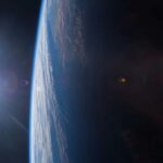 explorez la découverte révolutionnaire d'un laser cosmique situé à 8 milliards d'années-lumière, dévoilant de nouveaux mystères de l'univers lointain.