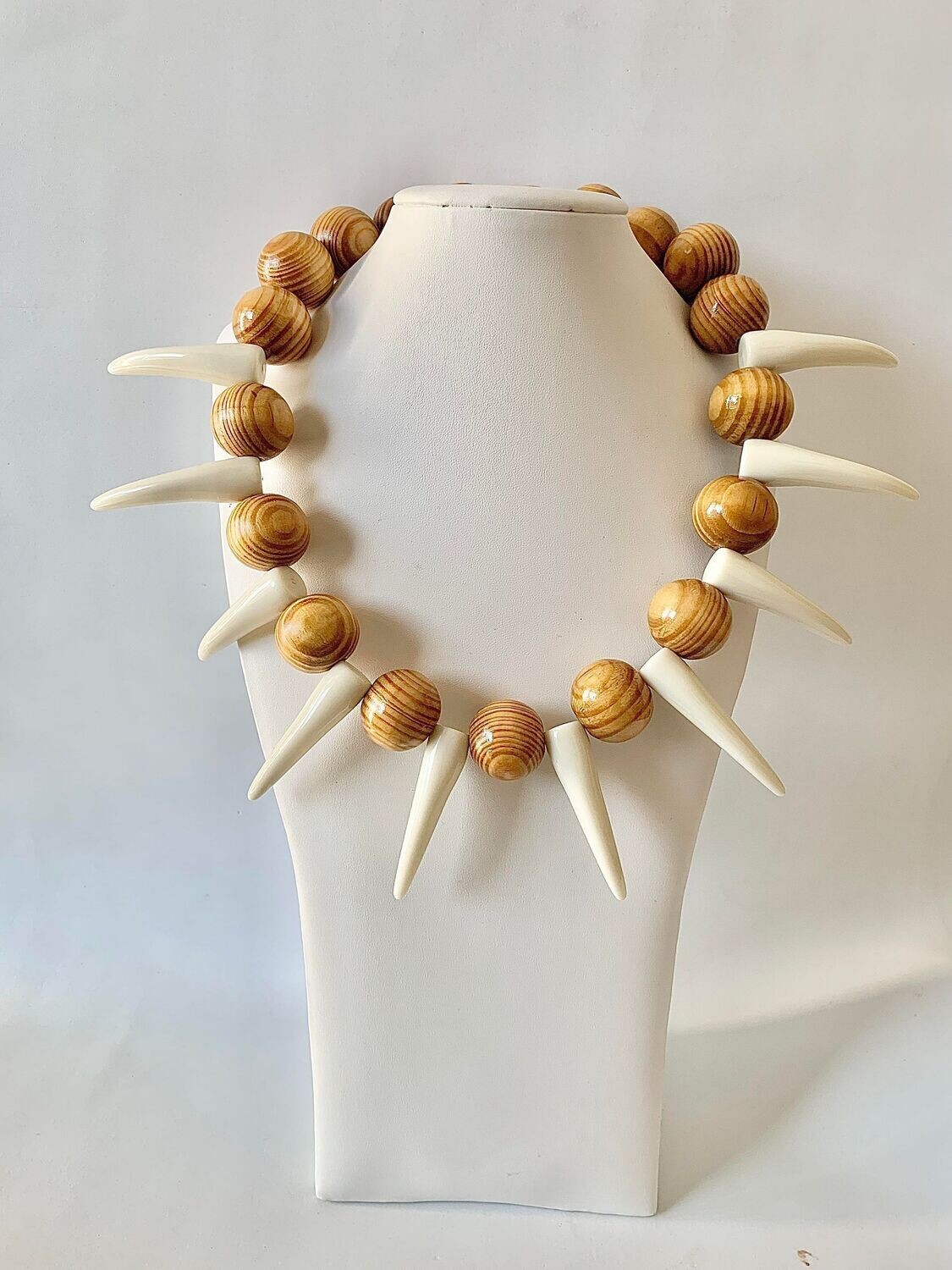 découvrez les différentes utilisations des dents en résine et nos conseils pour leur entretien afin de garantir durabilité et esthétisme.