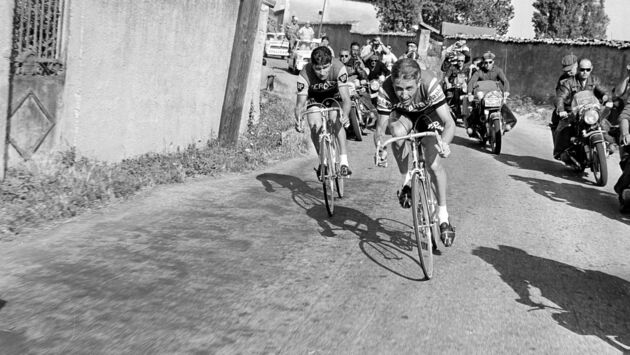 découvrez l'incroyable parcours de jacques anquetil, premier cycliste à remporter cinq fois le tour de france, une légende du cyclisme français.