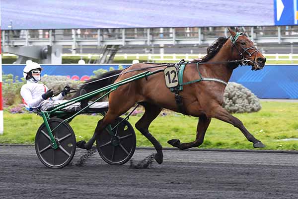 découvrez l'arrivée spectaculaire d'une actrice renommée dans le troisième épisode de la saison 3 de mercredi, un moment clé à ne pas manquer.