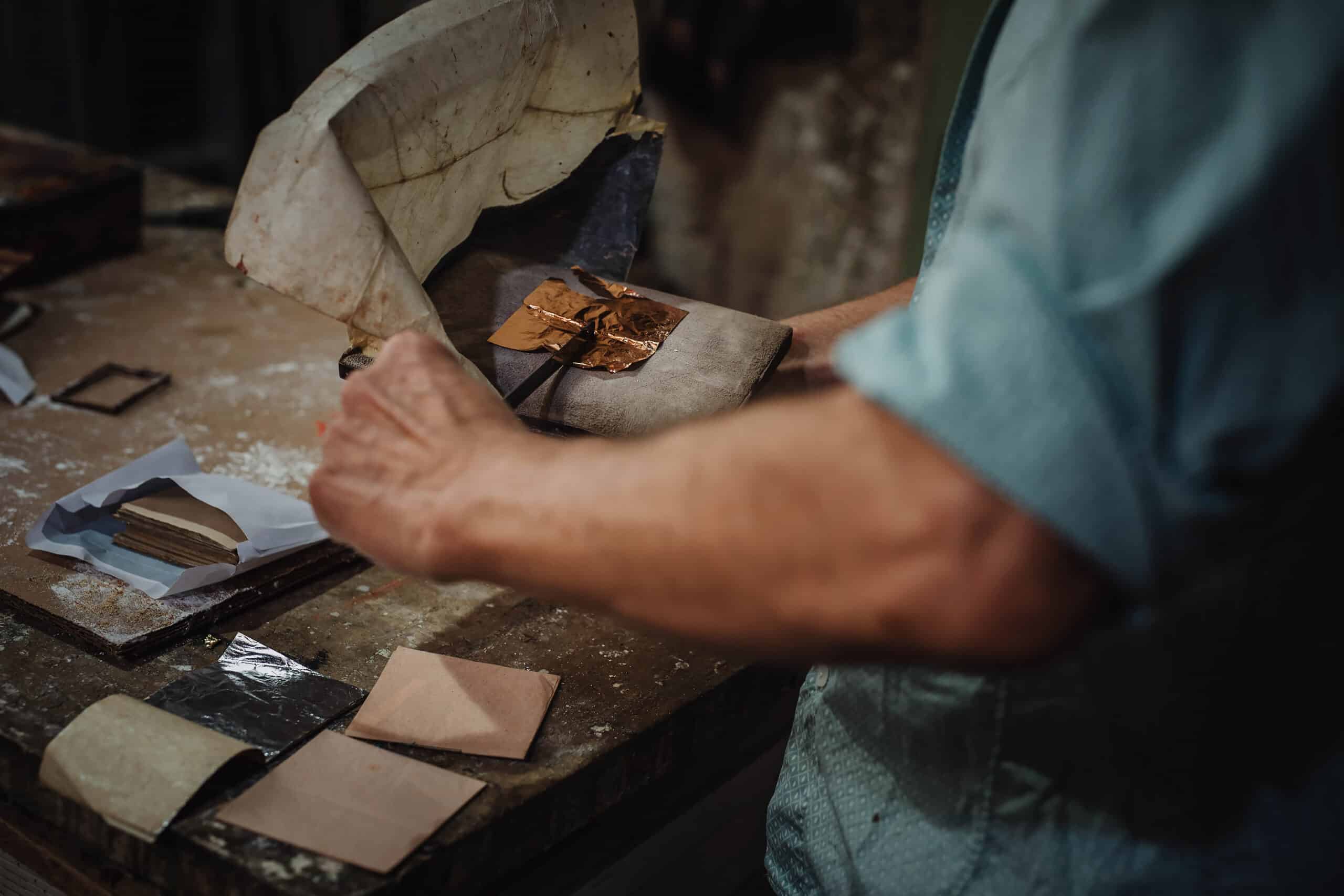 découvrez l'univers des métiers d’art et de l'artisanat d’excellence, où savoir-faire traditionnel et créativité se rencontrent pour créer des œuvres uniques.