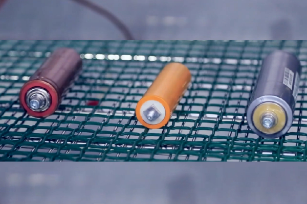 découvrez comment prolonger la vie de vos batteries grâce à des techniques de décharge lente efficaces et simples à appliquer.