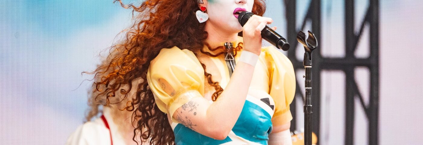 découvrez comment le studio freine les attentes des fans pour spider-man 2, entre espoirs déçus et réalités de production.