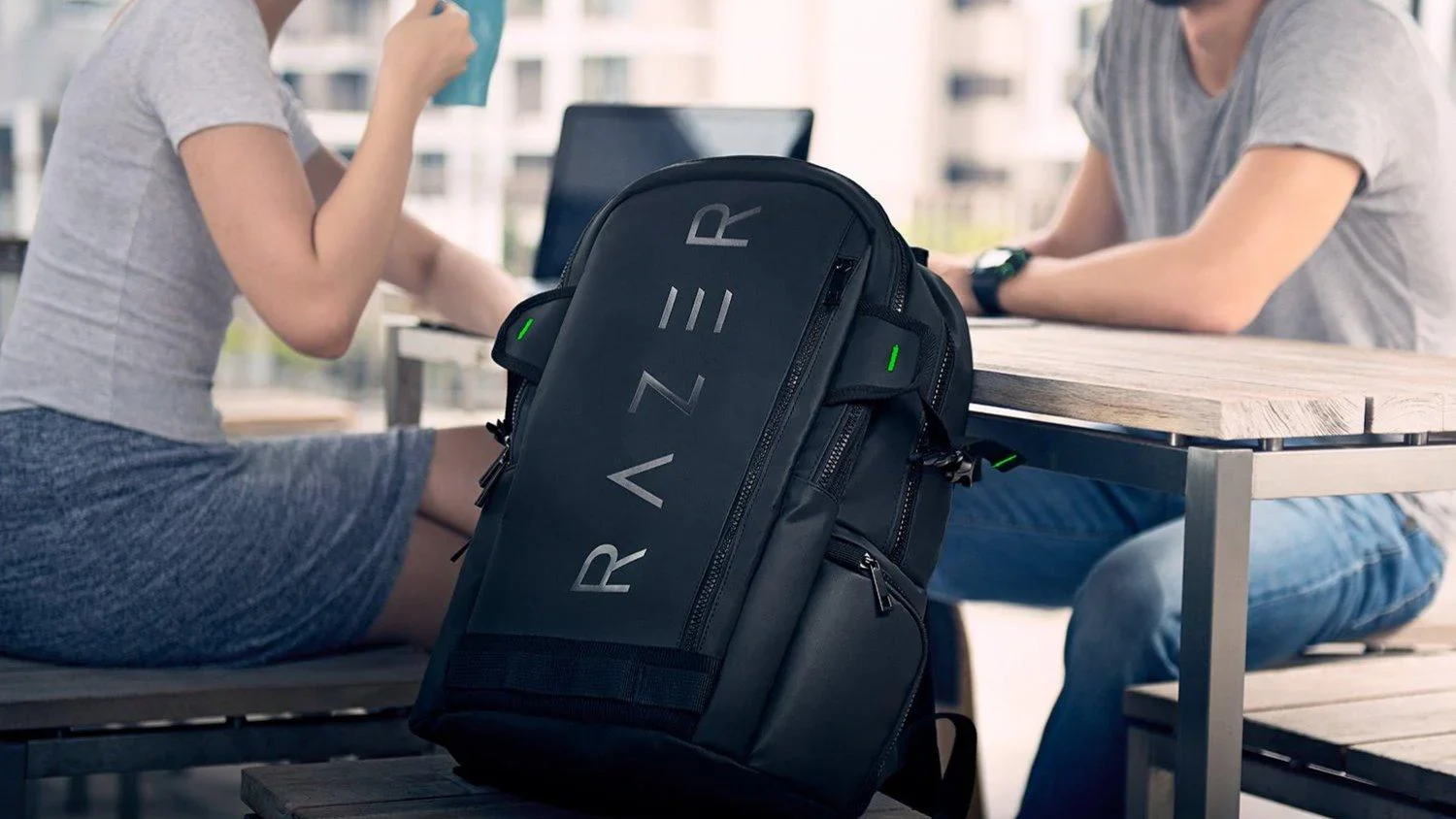 découvrez le sac à dos razer rogue 16 backpack v4, alliant style, confort et fonctionnalité pour protéger et transporter votre équipement gaming avec élégance.