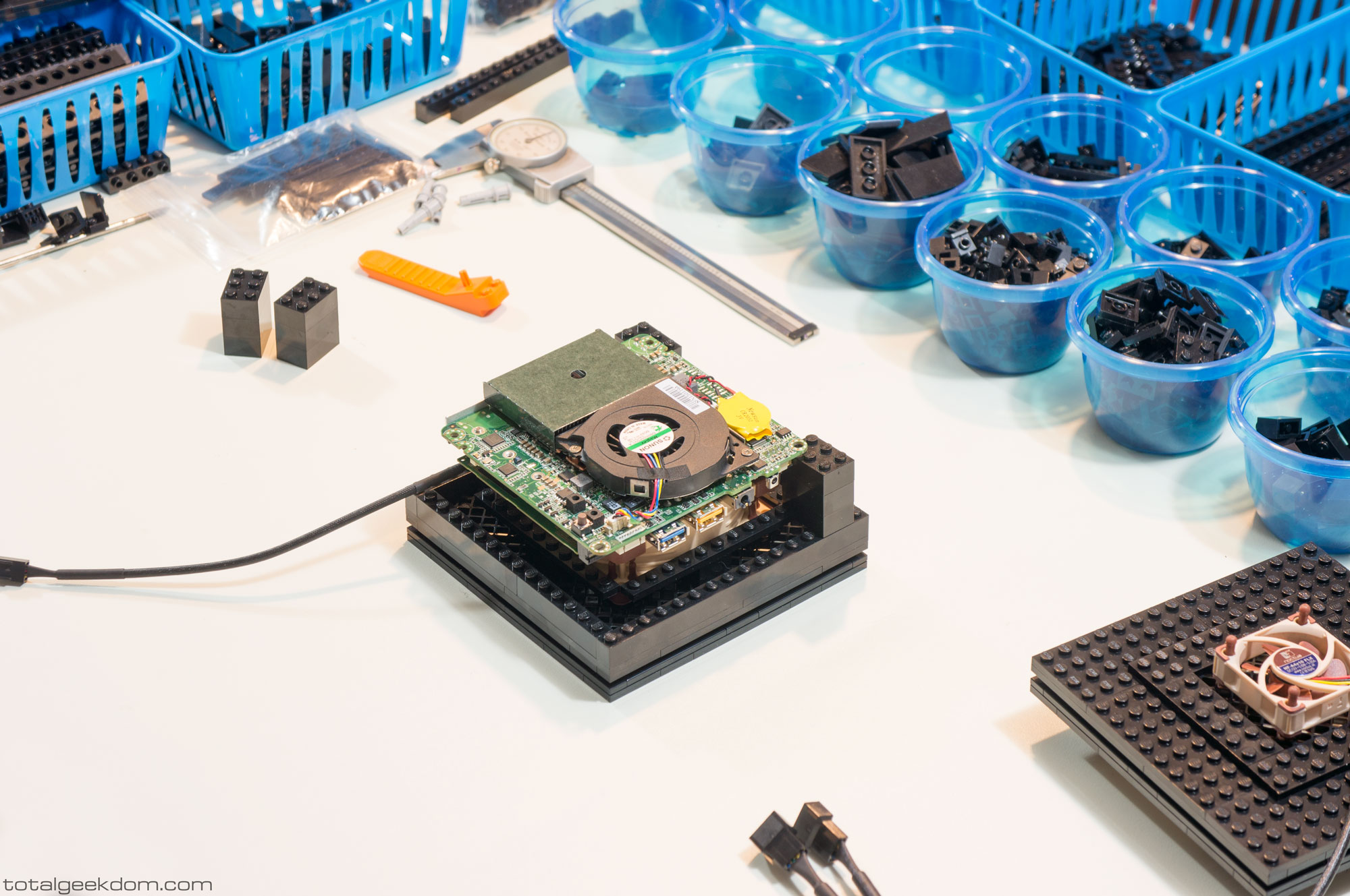 découvrez comment construire un ordinateur avec des briques lego, alliant créativité et technologie pour un projet ludique et éducatif.