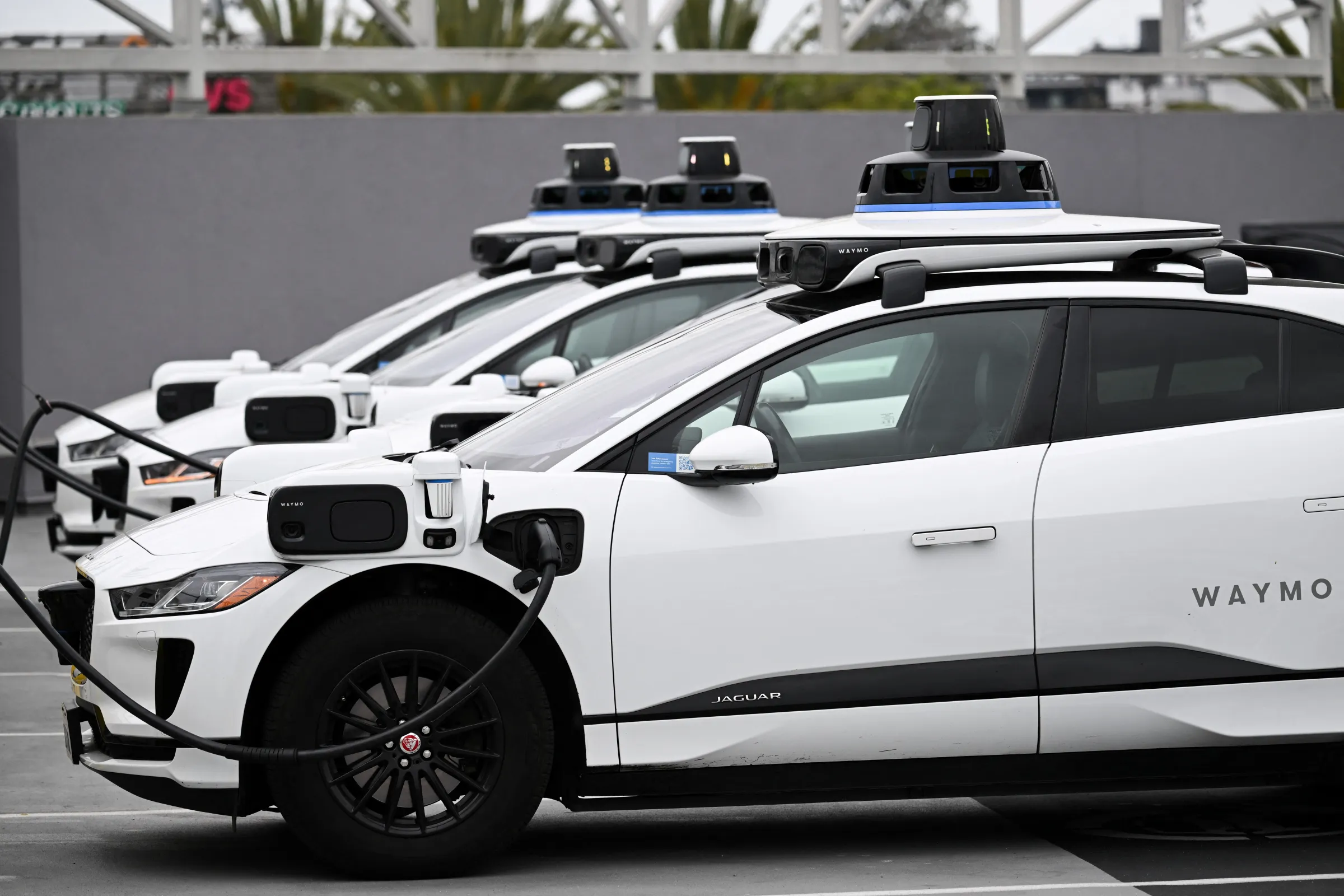 waymo est un leader dans le domaine des véhicules autonomes, proposant des solutions innovantes de conduite sans conducteur pour un futur plus sûr et connecté.
