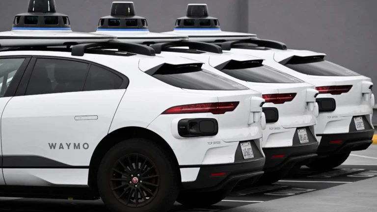 waymo est un leader dans le développement de technologies de conduite autonome, offrant des solutions innovantes pour des déplacements plus sûrs et efficaces.