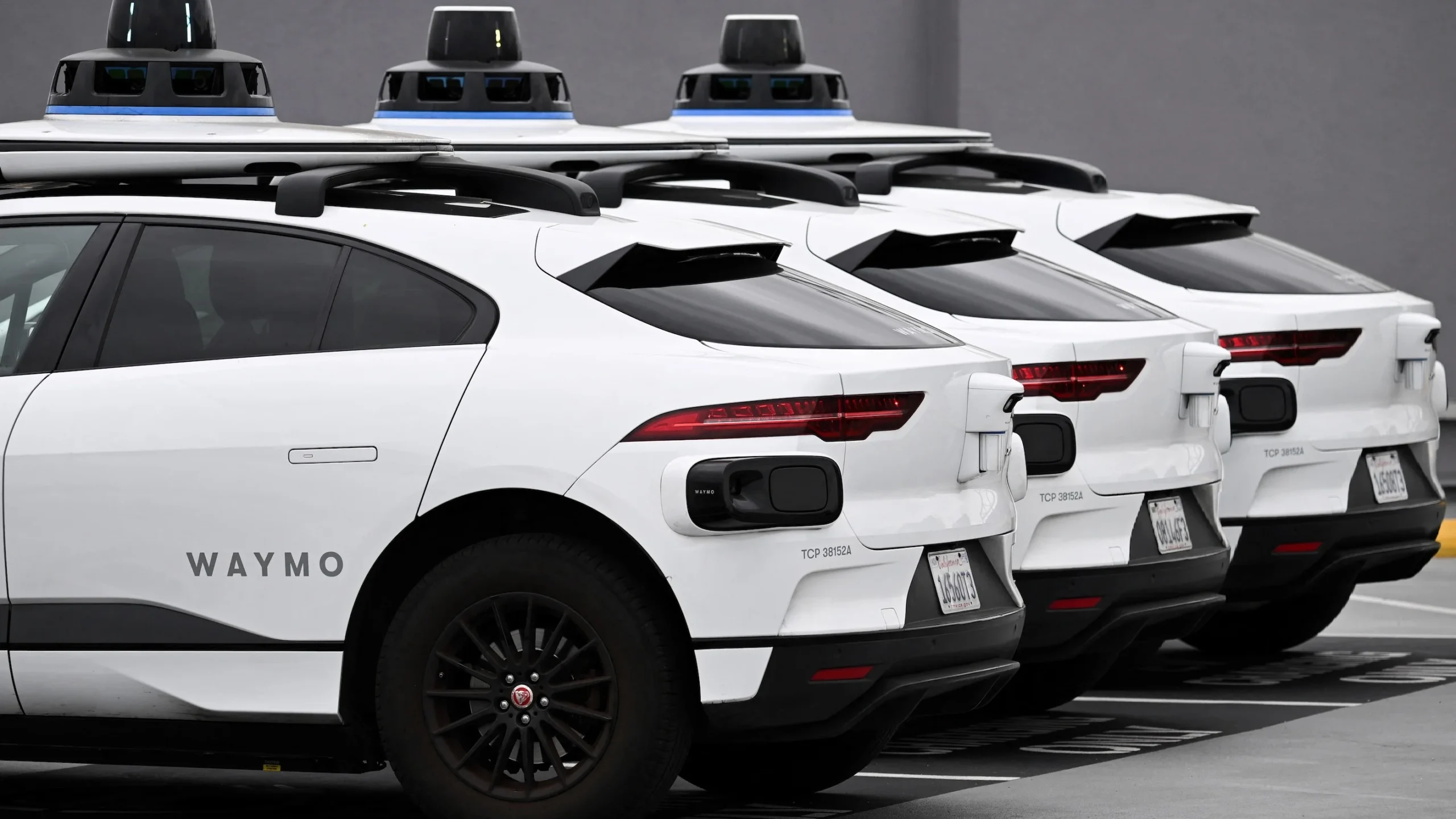 waymo est un leader dans le développement de technologies de conduite autonome, offrant des solutions innovantes pour des déplacements plus sûrs et efficaces.