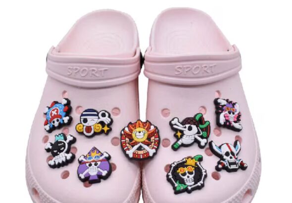 personnalisez vos pins pour crocs et ajoutez une touche unique à vos chaussures préférées avec des designs originaux et colorés.