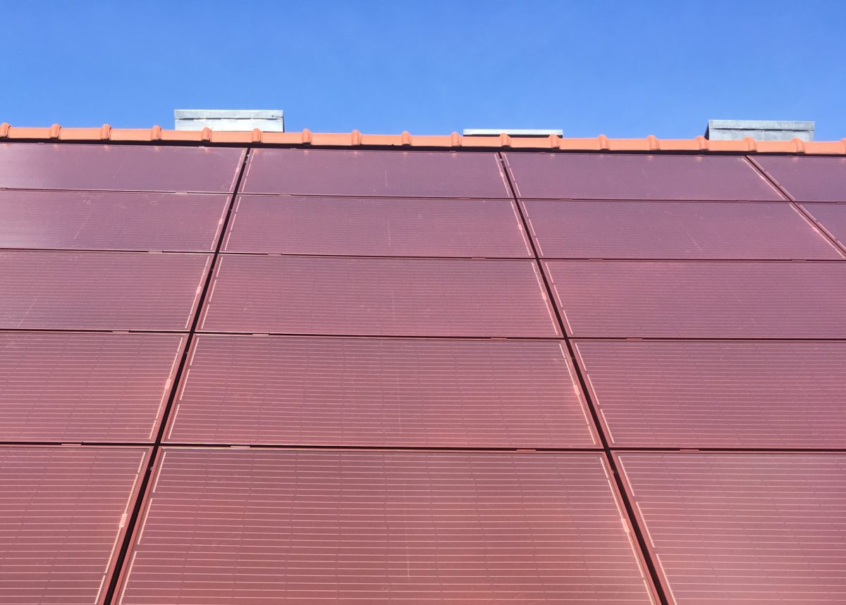 découvrez notre panneau solaire rouge haute performance, alliant efficacité énergétique et design innovant pour sublimer vos installations solaires.
