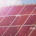 panneau solaire rouge haute performance, alliant efficacité énergétique et design moderne pour une énergie renouvelable durable.