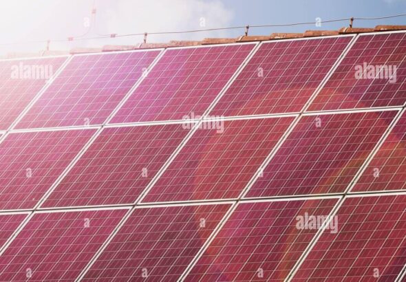 panneau solaire rouge haute performance, alliant efficacité énergétique et design moderne pour une énergie renouvelable durable.