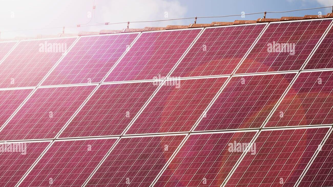 panneau solaire rouge haute performance, alliant efficacité énergétique et design moderne pour une énergie renouvelable durable.