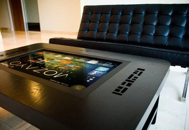 table basse connectée alliant design moderne et technologie intelligente pour un salon innovant et pratique.
