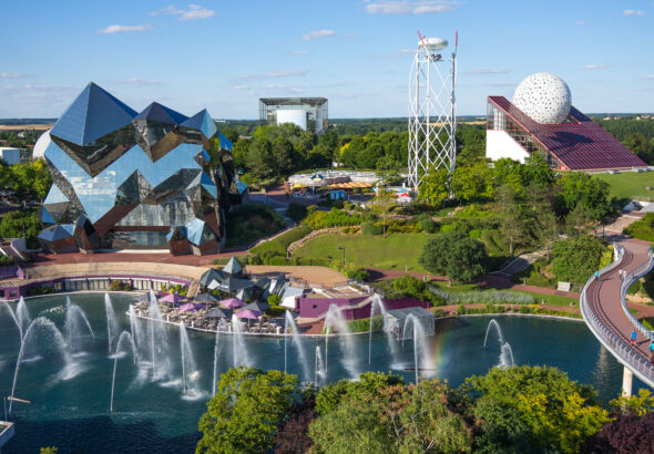 découvrez le futuroscope, le parc d'attractions innovant alliant technologie, spectacles et expériences immersives pour toute la famille.