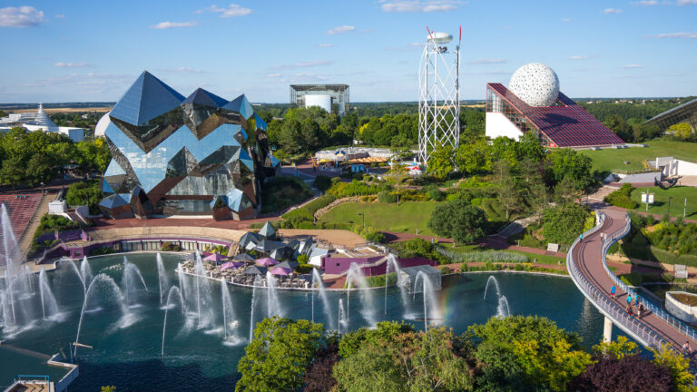 découvrez le futuroscope, le parc d'attractions innovant alliant technologie, spectacles et expériences immersives pour toute la famille.