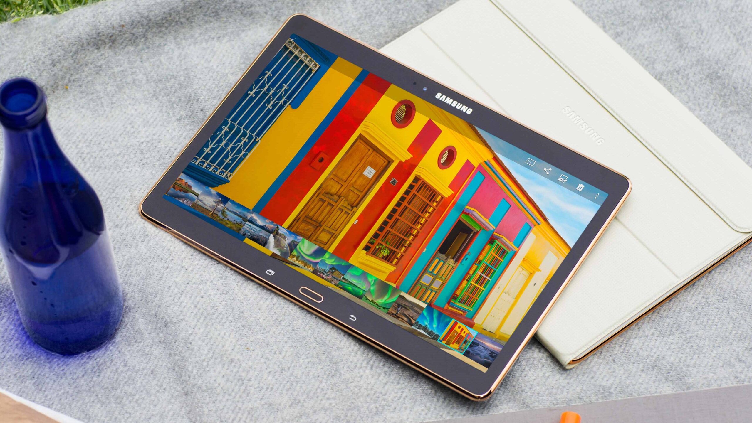 découvrez la galaxy tab s 10.5 : une tablette haute performance avec un écran super amoled lumineux, idéale pour le divertissement et la productivité en mobilité.