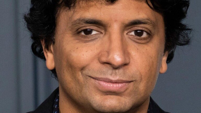 découvrez l'univers captivant de m. night shyamalan, réalisateur et scénariste célèbre pour ses films à suspense et ses twists inattendus.