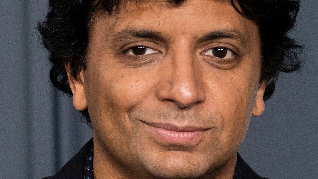 découvrez l'univers captivant de m. night shyamalan, réalisateur et scénariste célèbre pour ses films à suspense et ses twists inattendus.
