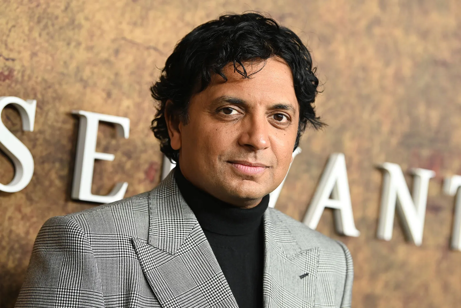 découvrez la filmographie captivante de m. night shyamalan, maître du suspense et des rebondissements inattendus dans le cinéma contemporain.