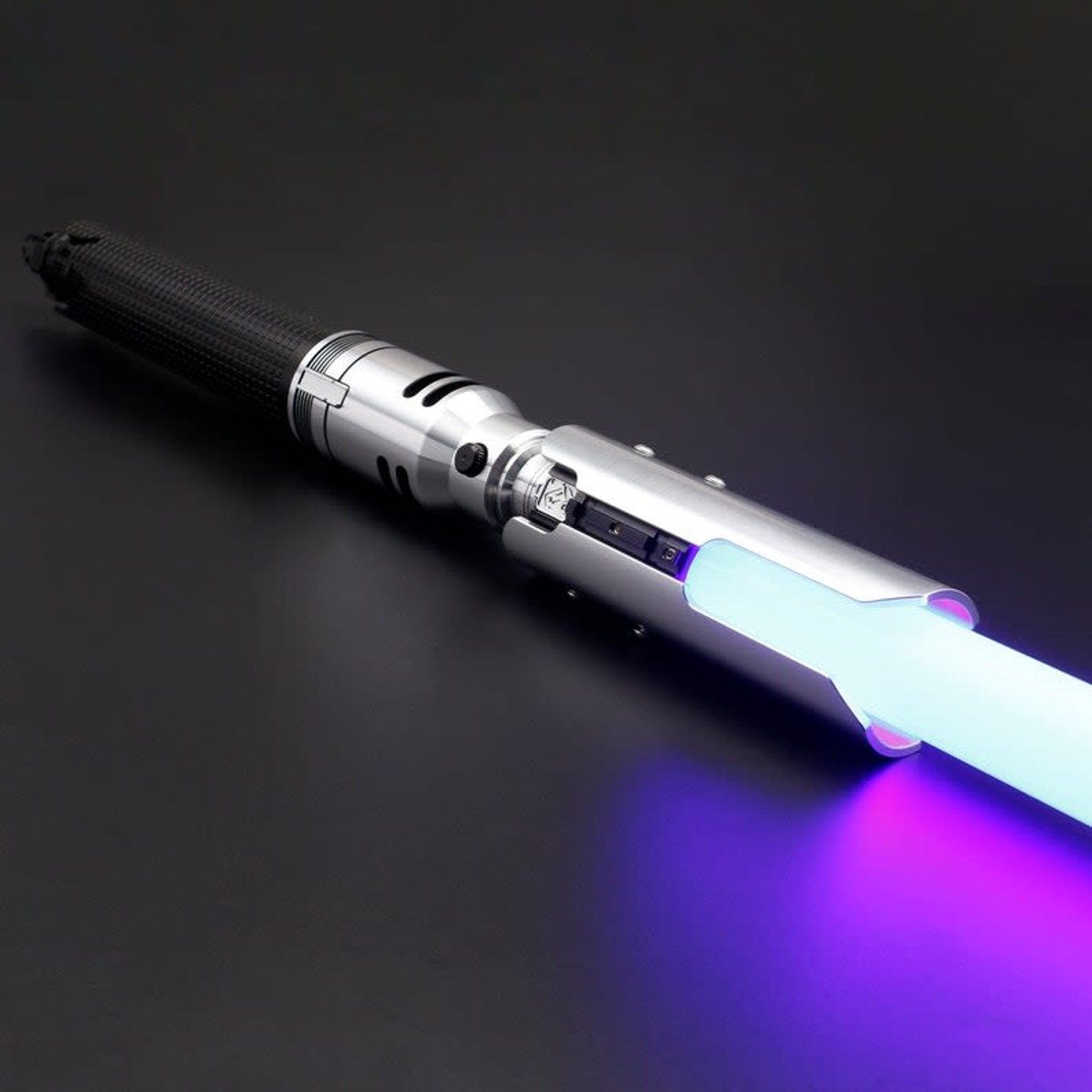 découvrez l'univers fascinant des sabres laser violets, symboles de puissance et de mystère dans la galaxie lointaine, très lointaine.