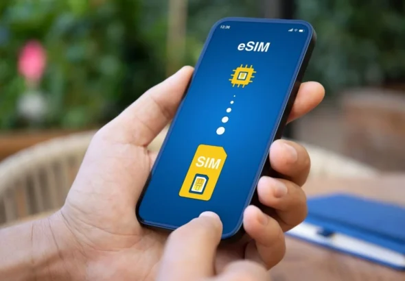 découvrez ce qu'est le sim swapping, une technique de piratage où un fraudeur prend le contrôle de votre numéro de téléphone pour accéder à vos comptes en ligne, et apprenez comment vous en protéger efficacement.
